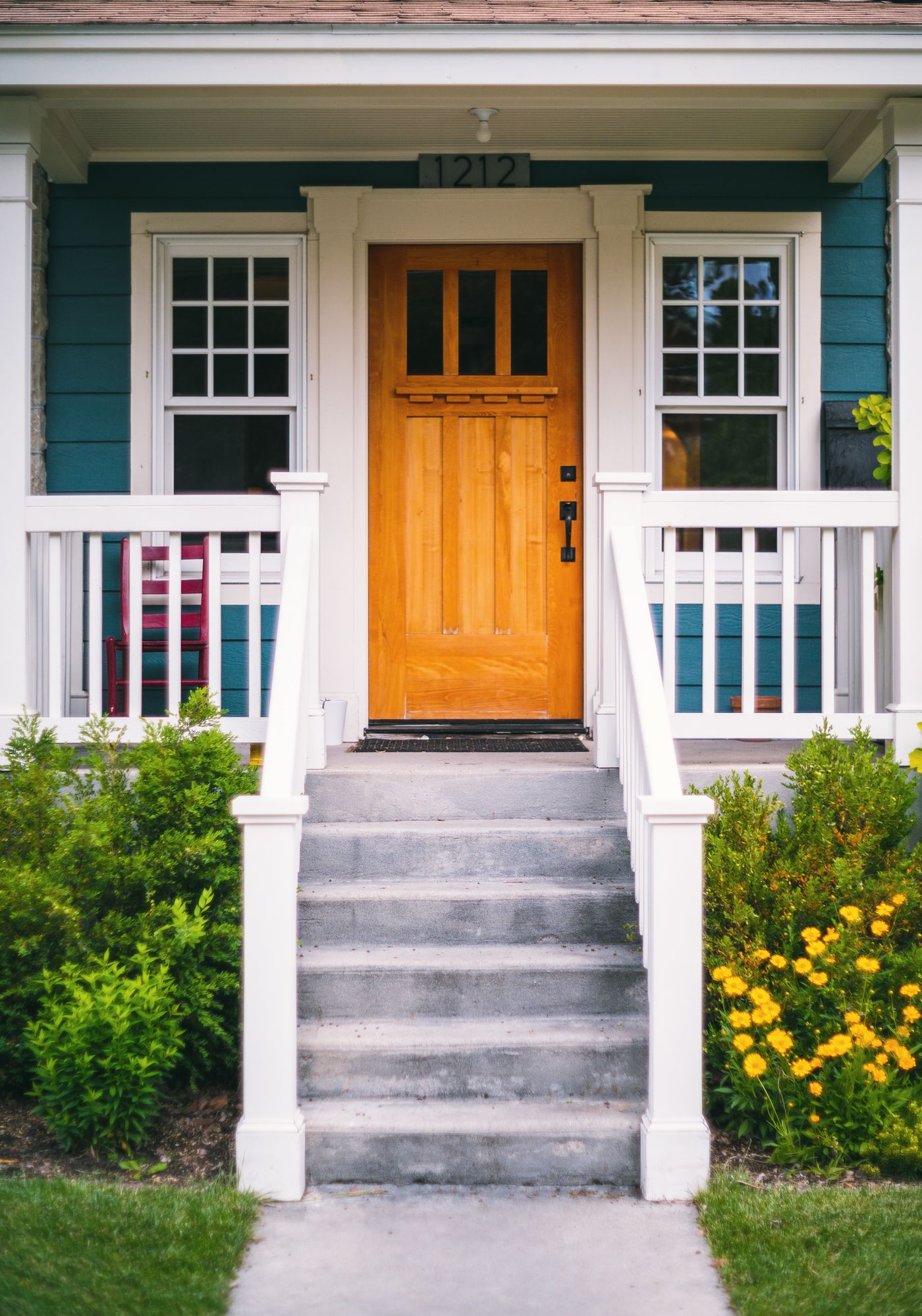Uma entrada de casa com flores