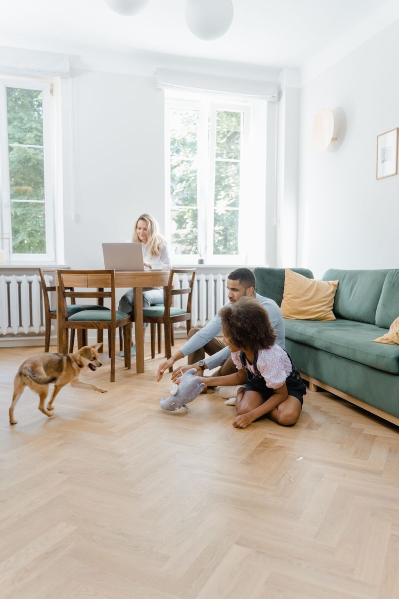 IziCamera live view — family at home